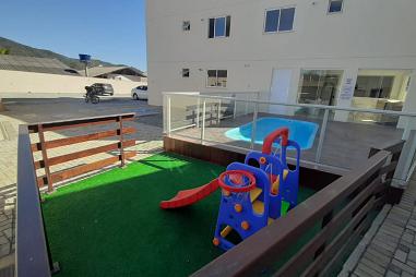 Apt em condomínio com área de lazer