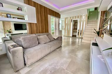 Amplo Sobrado em Condomínio