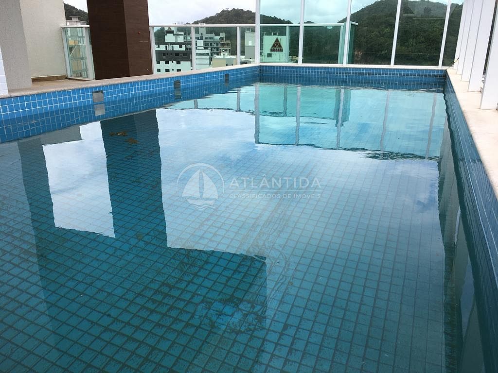 Cobertura na Praia Brava com 4 suítes e 5 garagens