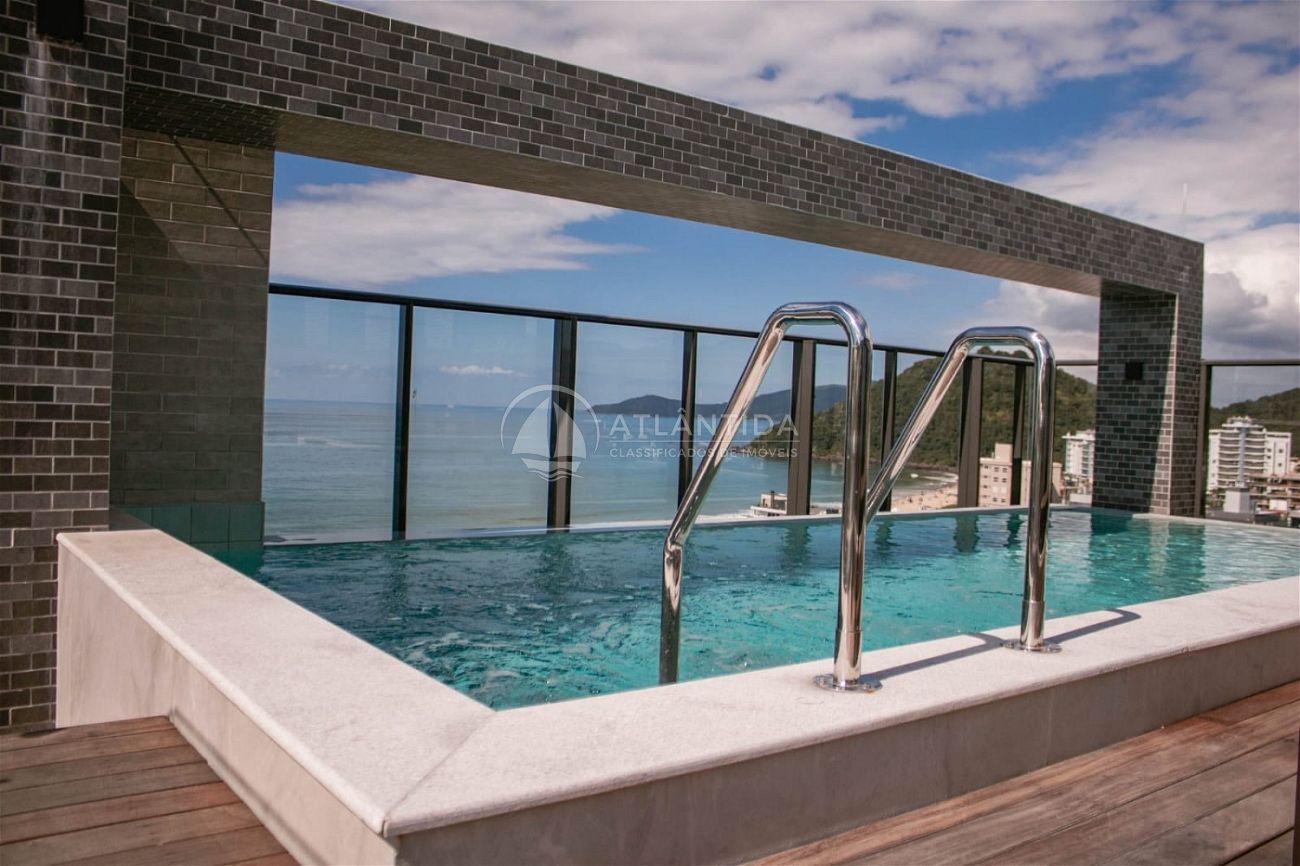 Apartamento com 3 suítes e 2 garagens na Praia Brava