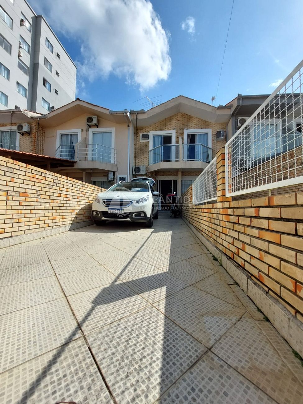 Sobrado com 03 dormitórios - Centro - Camboriú