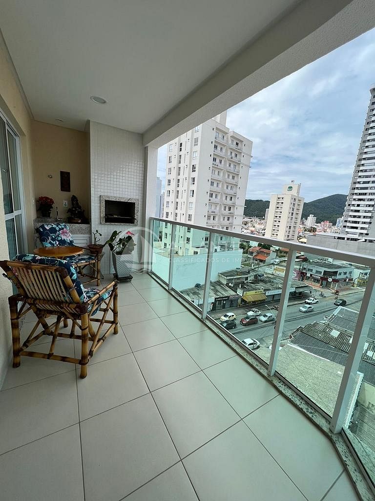 Apartamento com 3 dormitórios com churrasqueira