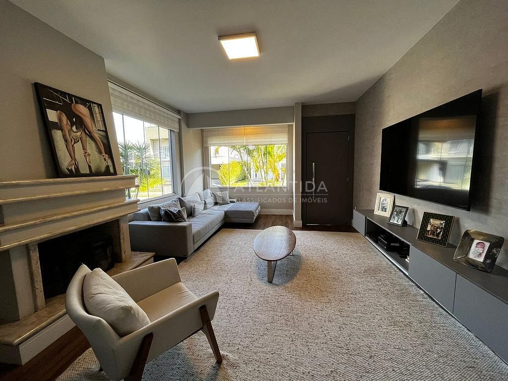 Casa com 4 suítes em  Condomínio Fechado