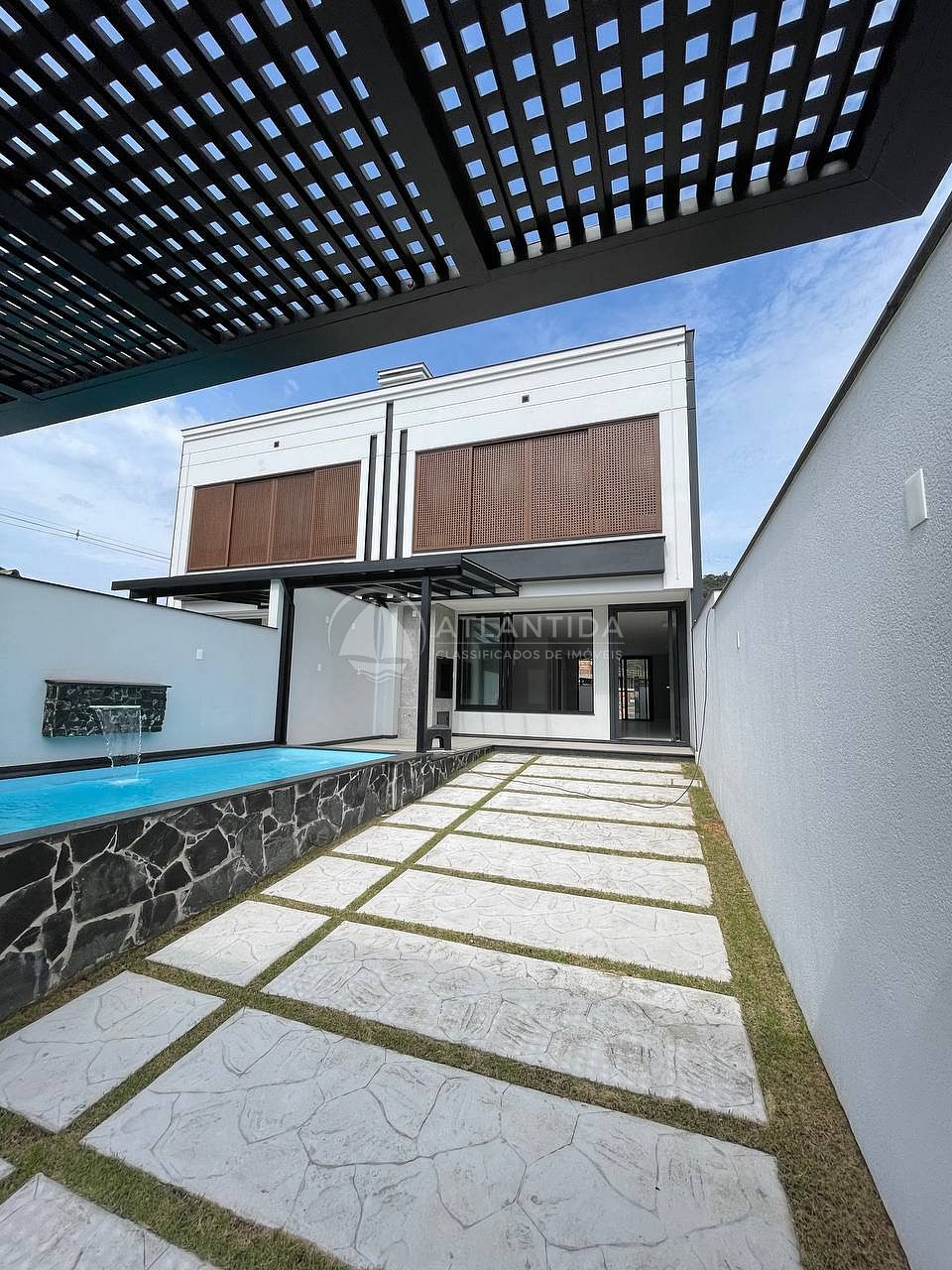 Sobrado 3 suítes e piscina - Terras Altas - Camboriú