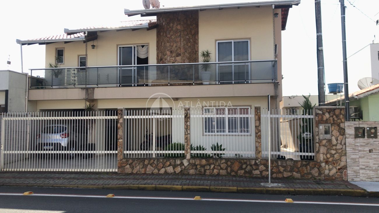 Casa 4 dormitórios e piscina - Centro - Camboriú