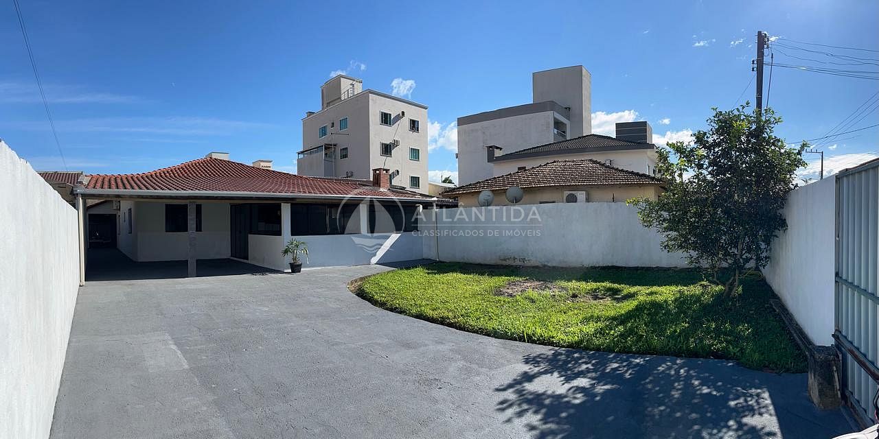 Casa térrea com 4 dormitórios - Santa Regina - Camboriú!