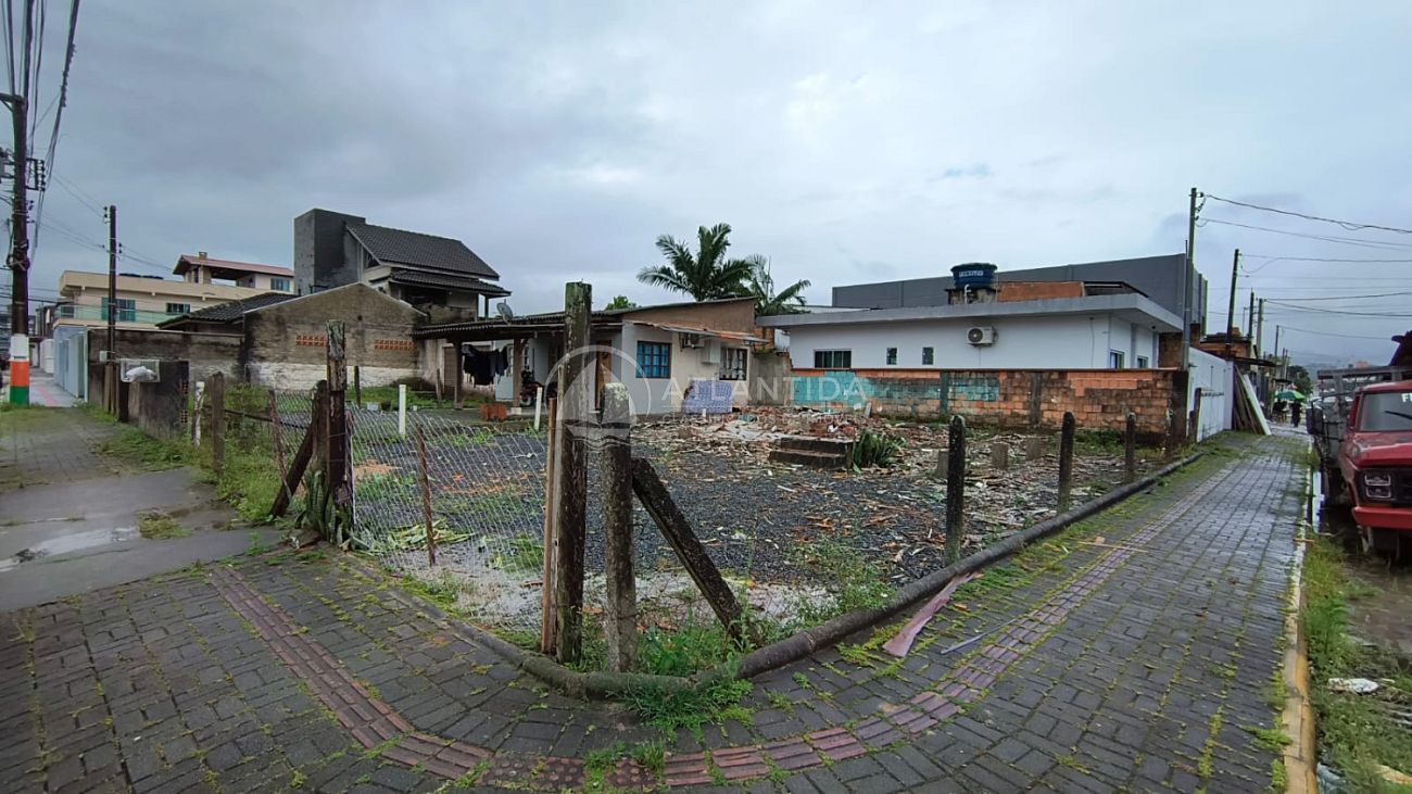 Terreno de esquina 418m² - Santa Regina - Camboriú