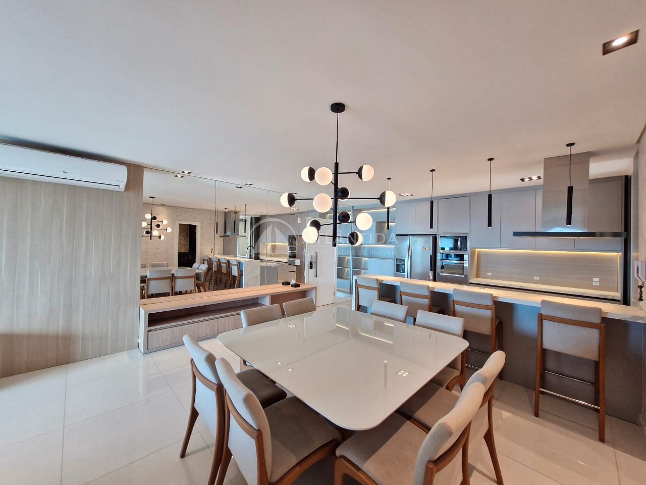 Apartamento 3 suítes na Praia Brava