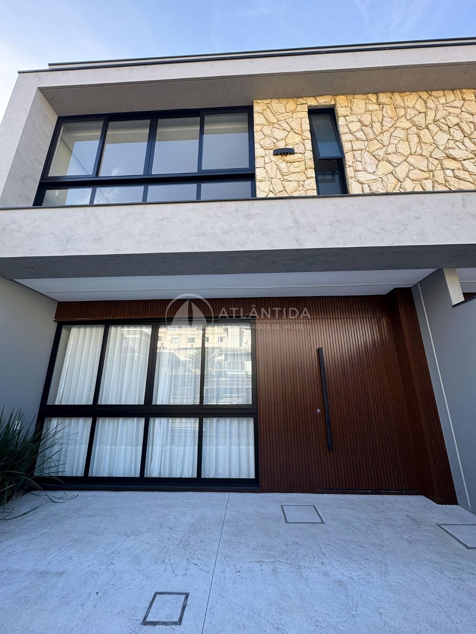 Sobrado 3 suítes e piscina - São Francisco de Assis - Camboriú