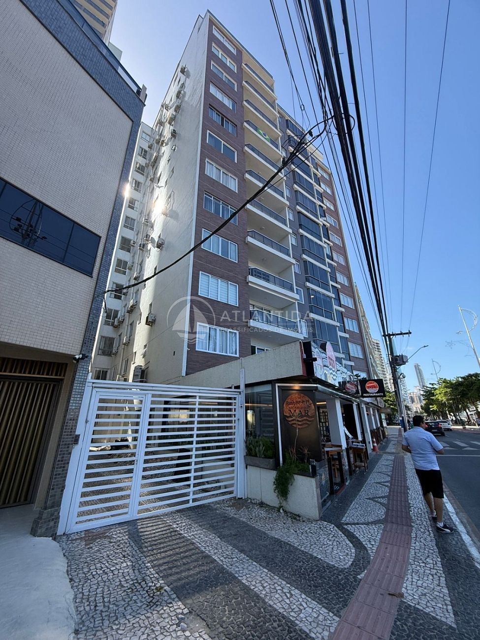 Apartamento com 2 dormitórios (1 sendo suíte) Centro Balneário Camboriú