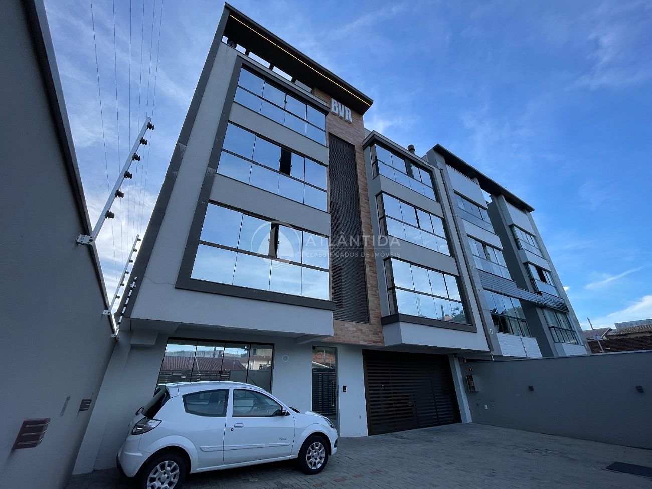 Apartamento térreo 3 dormitórios e 2 vagas - Centro - Camboriú