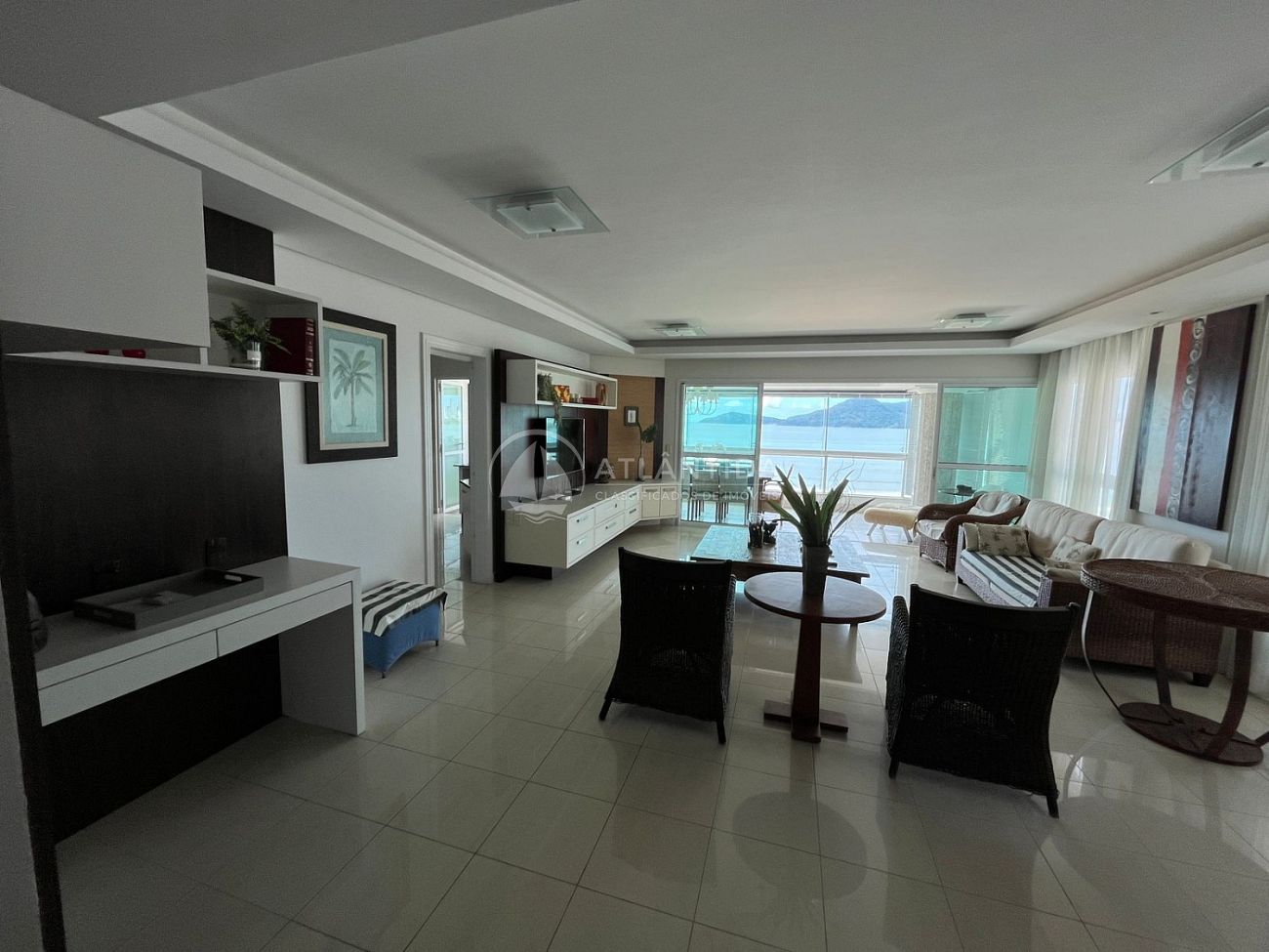 Apartamento frente mar com 3 suítes em Balneário Camboriú