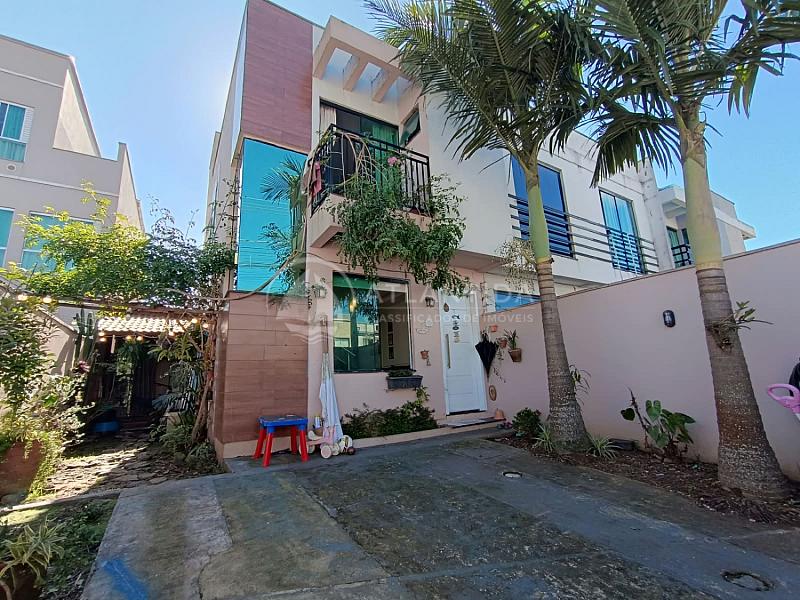 Sobrado 2 su�tes e p�tio amplo - Rio Pequeno - Cambori� 1