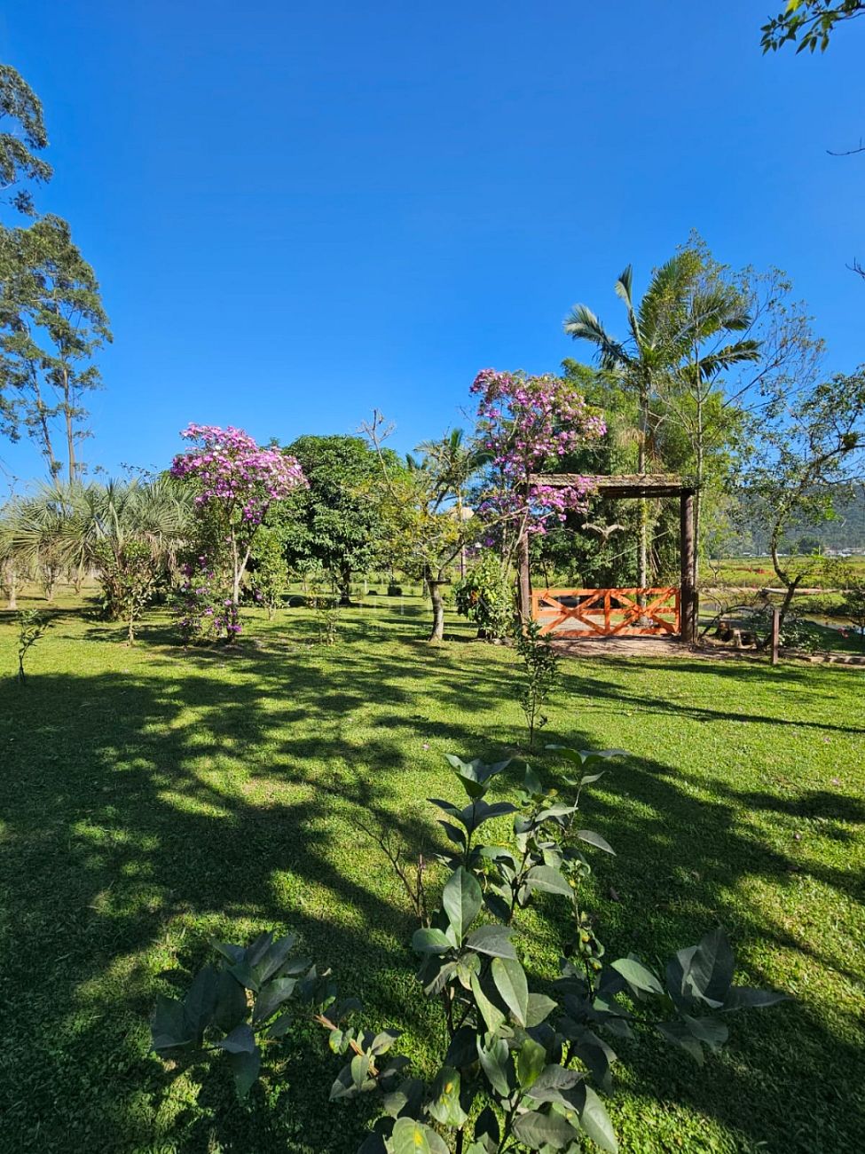 Sítio Luxuoso, Próximo à BR-470.