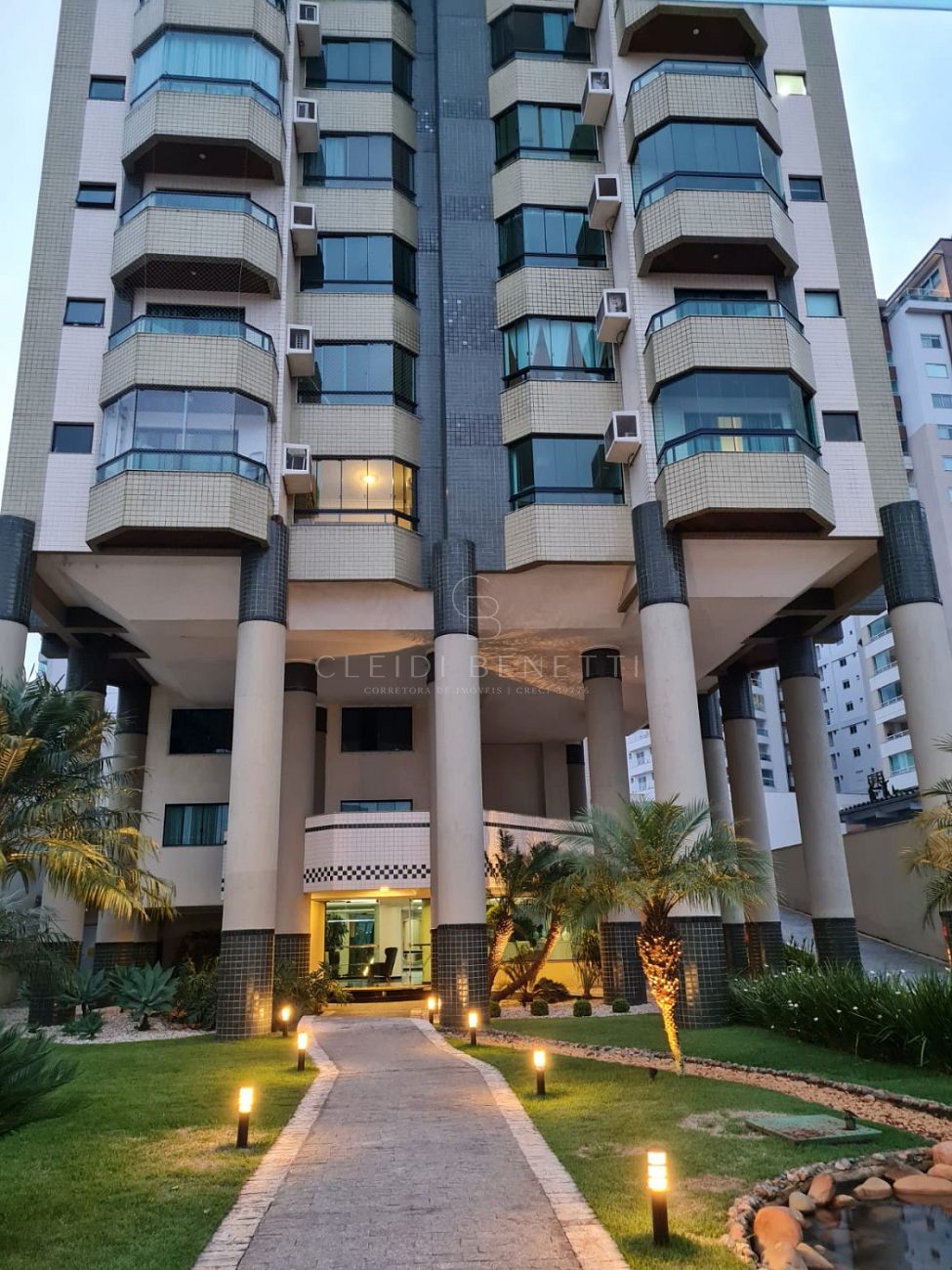 Apartamento com 3 suítes no Centro de ITAJAÍ