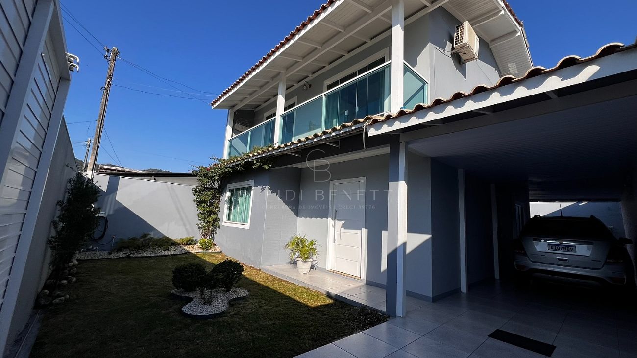 Casa de 3 dormitórios no bairro Espinheiros