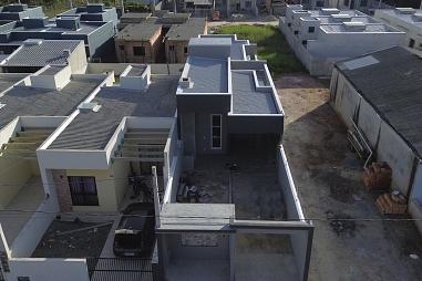 CASA COM 03 QUARTOS SENDO 01 SUÍTE LOCALIZADA NO BALNEÁRIO JARDIM DA BARRA!