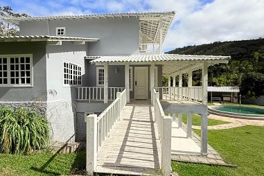 Casa com 4 quartos com piscina e porteira fechada