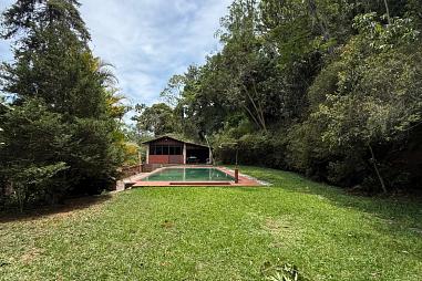 Amplo terreno em rua residencial