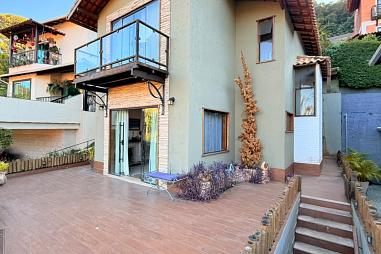 Casa em Condomínio com 3 quartos à venda, 214m², 3 banheiros, 2 garagens - Vargem Grande - Teresópolis