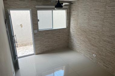 BELÍSSIMA CASA EM CONDOMÍNIO, AMPLA E À 700M DO MAR