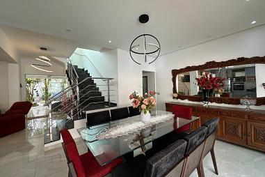 CASA DE ALTO PADRÃO COM FINO ACABAMENTO