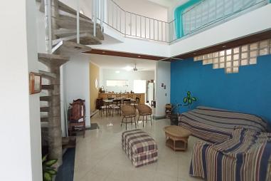 BELÍSSIMA CASA, AMPLA E À 180M DO MAR