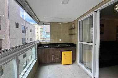 BELÌSSIMO APARTAMENTO, À 100M DO MAR E LAZER COMPLETO