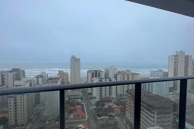 BELÍSSIMO APARTAMENTO AMPLO, FINO ACABAMENTO À 200 METROS DO MAR