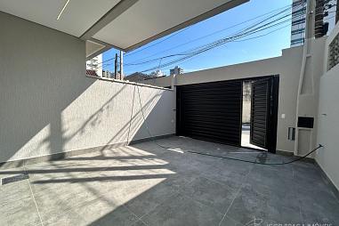 EXCLENTE SOBRADO, FINO ACABAMENTO, AMPLO E À 150M DO MAR