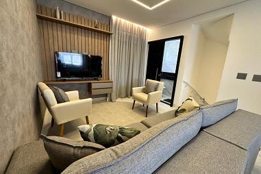 EXCELENTE TRIPLEX EM CONDOMÍNIO, FINO ACABAMENTO E À 700M DO MAR