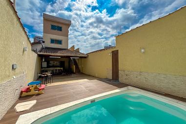 EXCELENTE SOBRADO, AMPLO E À 700M DO MAR