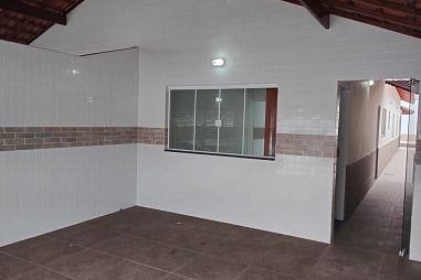 BELÍSSIMA CASA GEMINADA, FINO ACABAMENTO E À 400M DO MAR