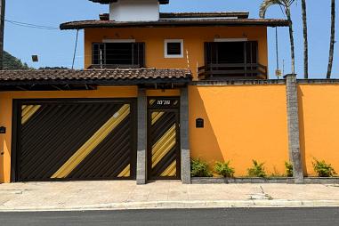 EXCELENTE CASA A 1KM DA PRAIA COM AREA GOURMET