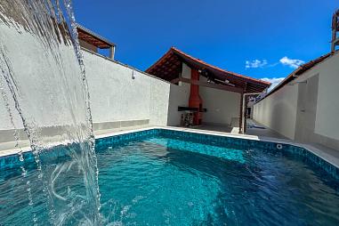 EXCELENTE CASA GEMINADA, FINO ACABAMENTO E À 1KM DO MAR