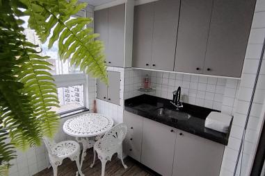 BELÍSSIMO APARTAMENTO, À 250M DO MAR E VISTA LIVRE