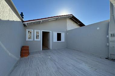 EXCELENTE CASA, FINO ACABAMENTO E À 900M DO MAR