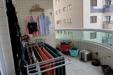 BELÍSSIMO APARTAMENTO, FINO ACABAMENTO E À 200 METROS DO MAR