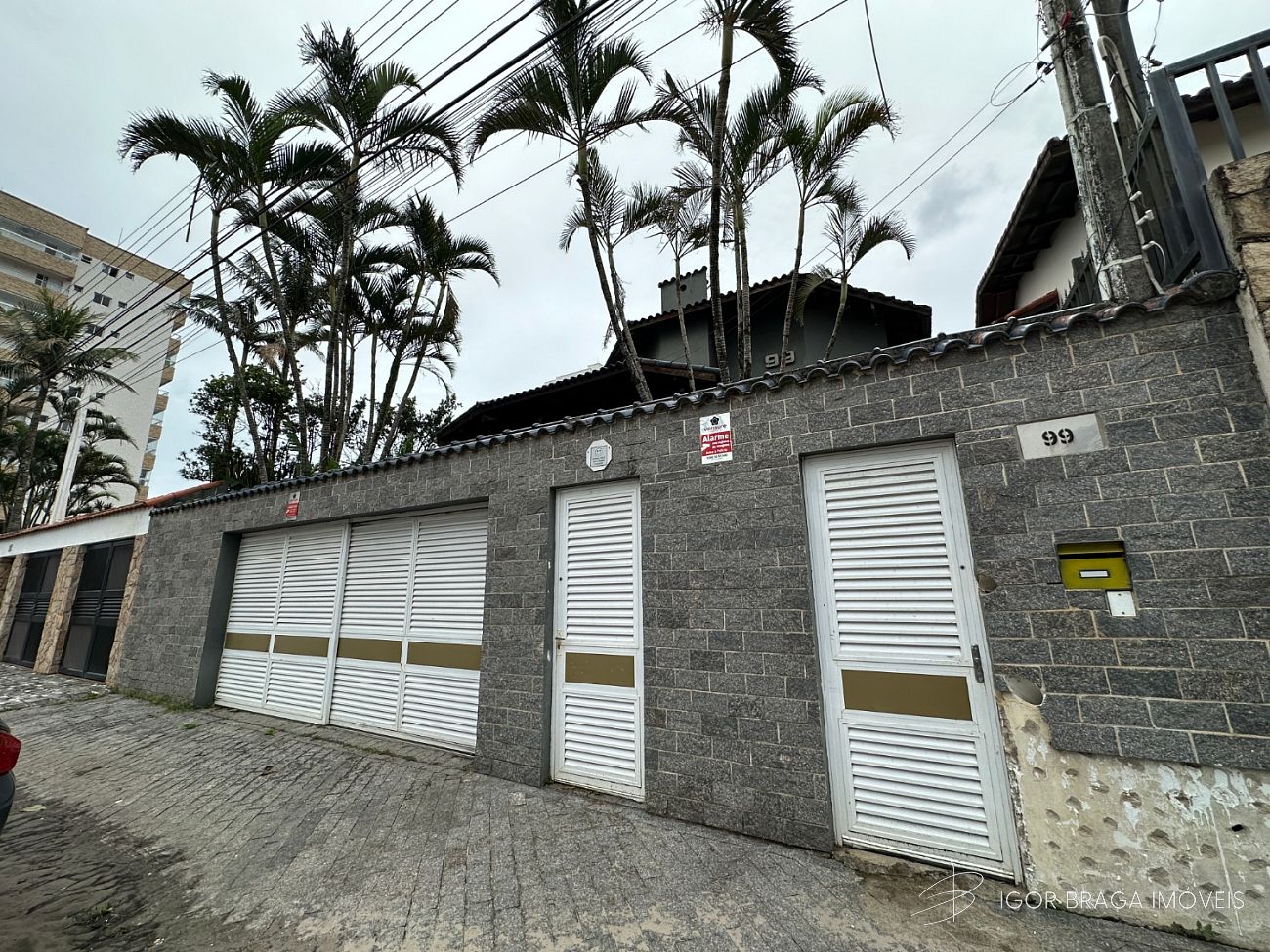 EXCELENTE CASA COM PISCINA, À 50m DO MAR E AMPLA