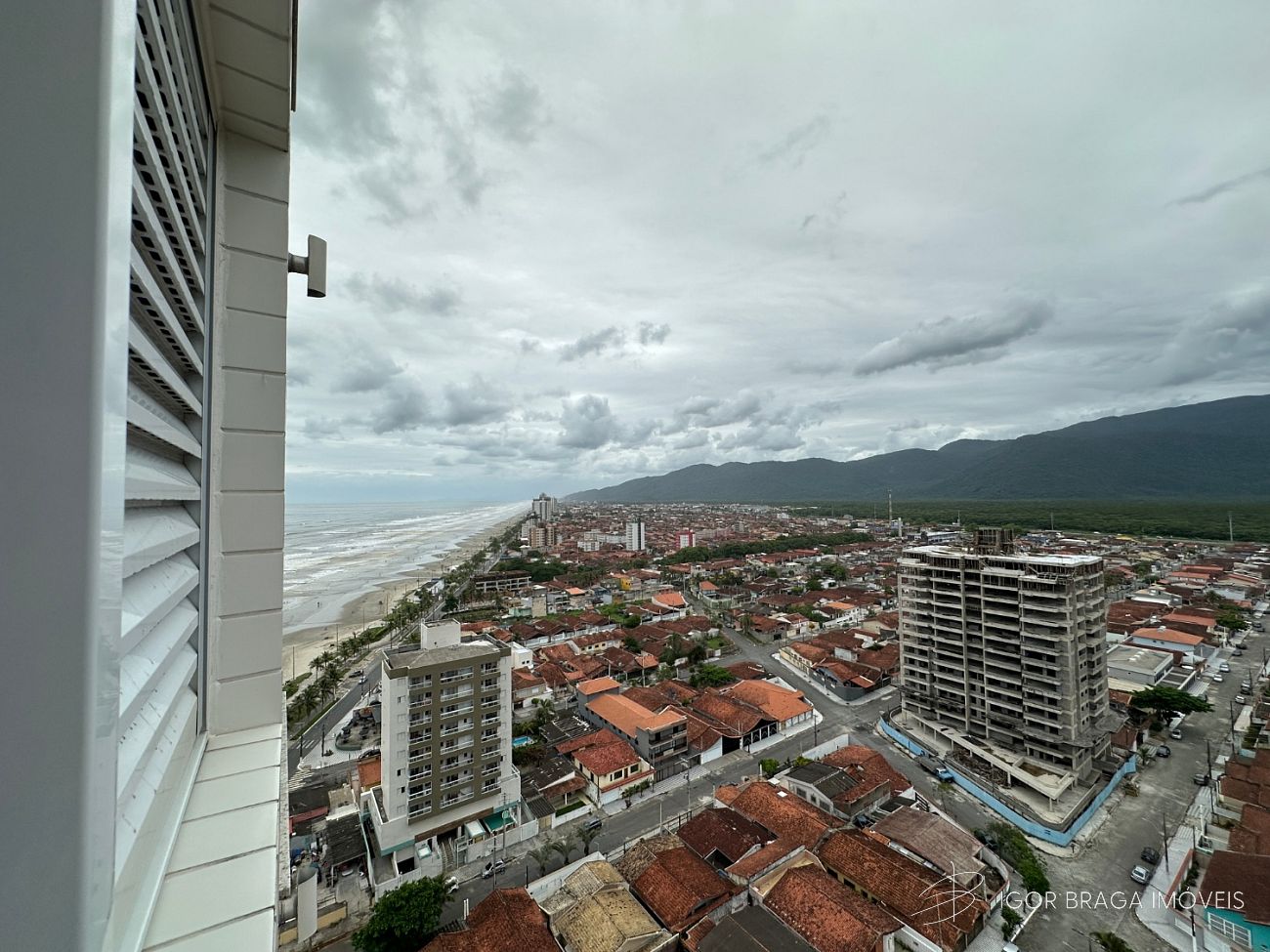 EXCELENTE APARTAMENTO COM VISTA MAR E COM LAZER COMPLETO