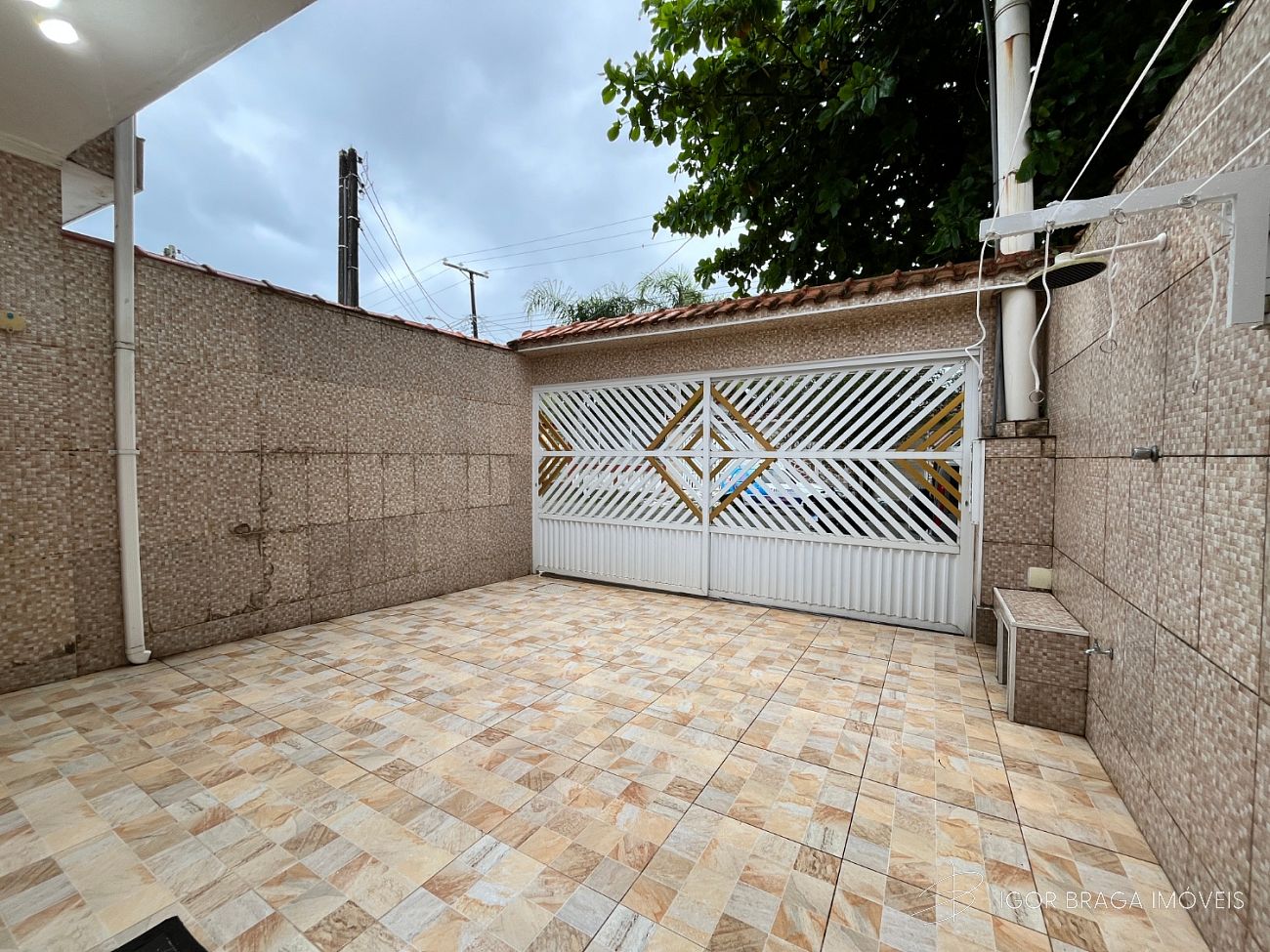 EXCELENTE SOBRADO, FINO ACABAMENTO E À 500M DO MAR