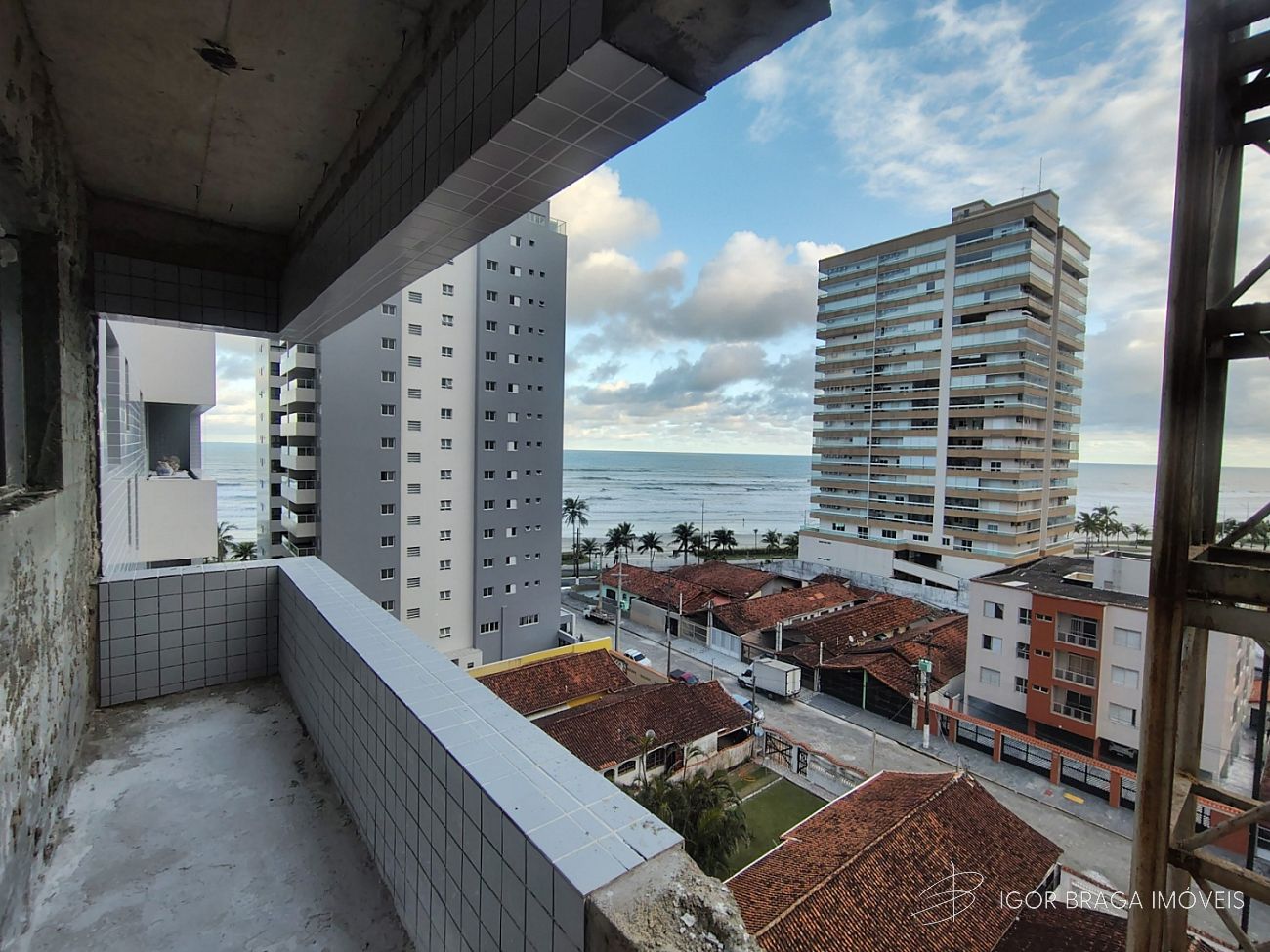 BELÍSSIMO APARTAMENTO, AMPLO E LAZER COMPLETO