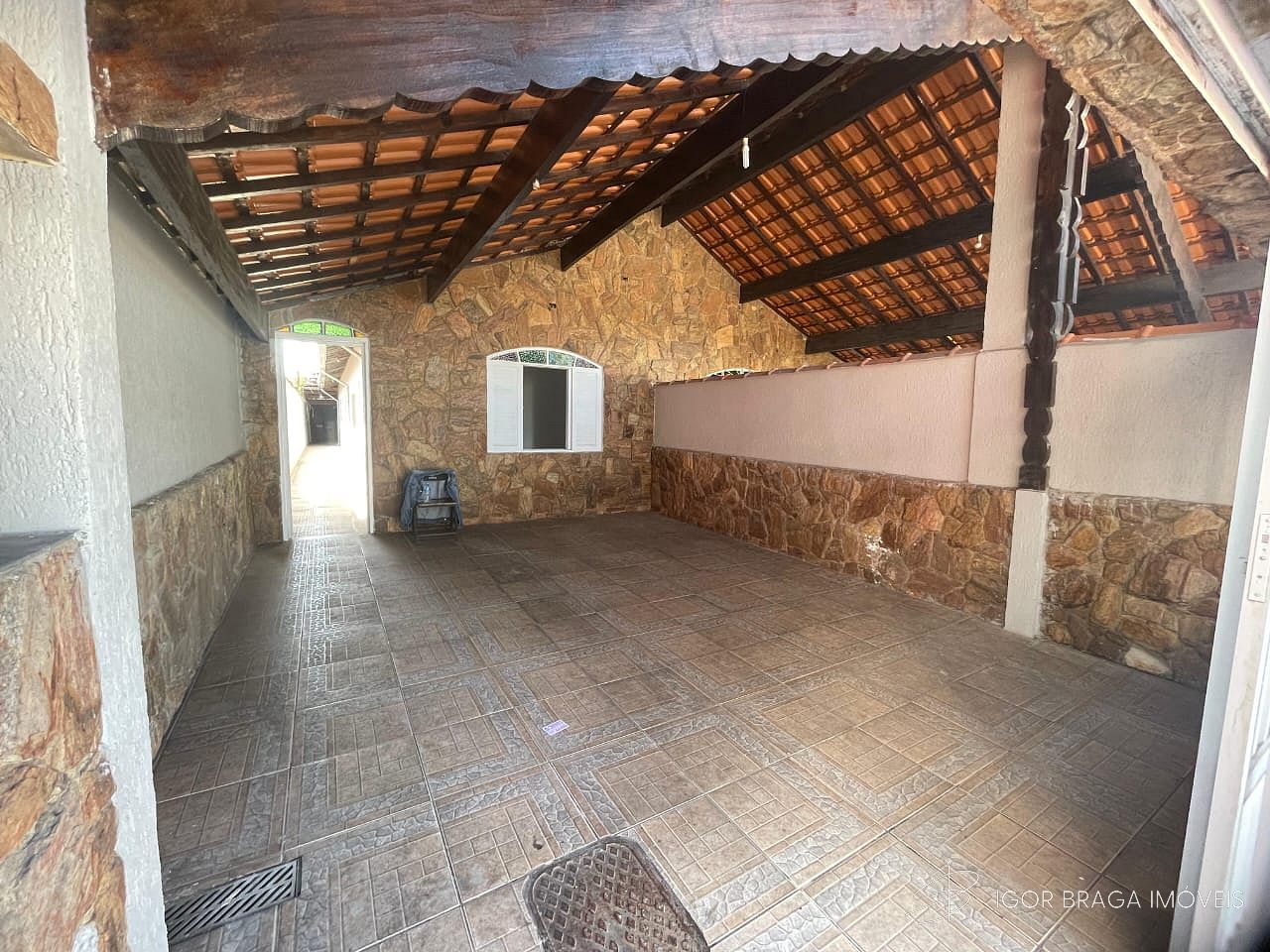 EXCELENTE CASA, AMPLA E COM ÁREA DE LAZER