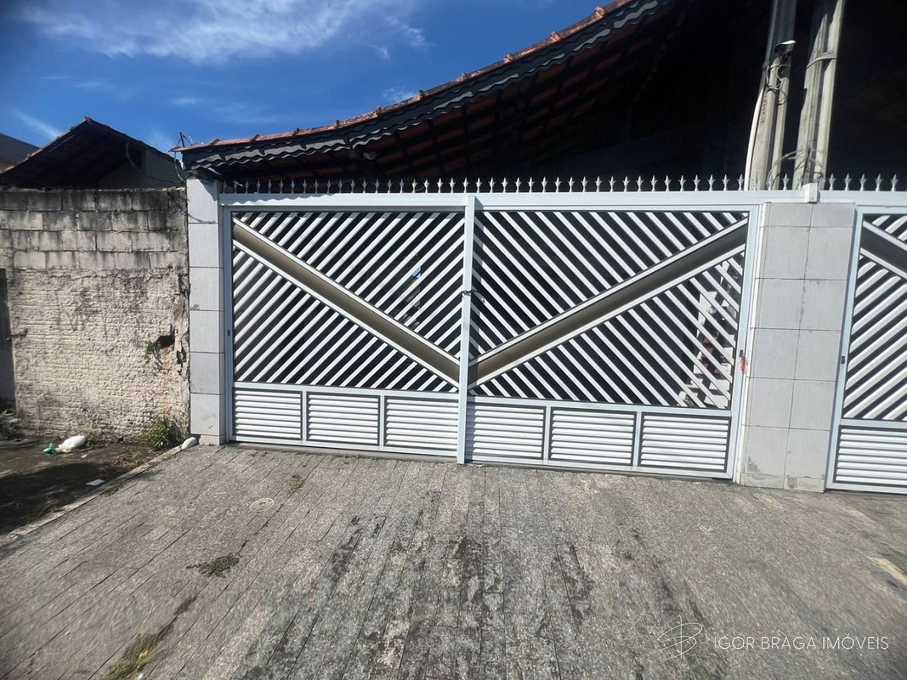 EXCELENTE CASA, AMPLA E COM ÁREA DE LAZER