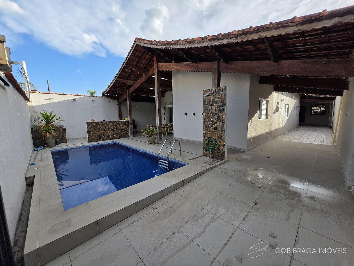 EXCELENTE CASA COM PISCINA, FINO ACABAMENTO E AMPLA