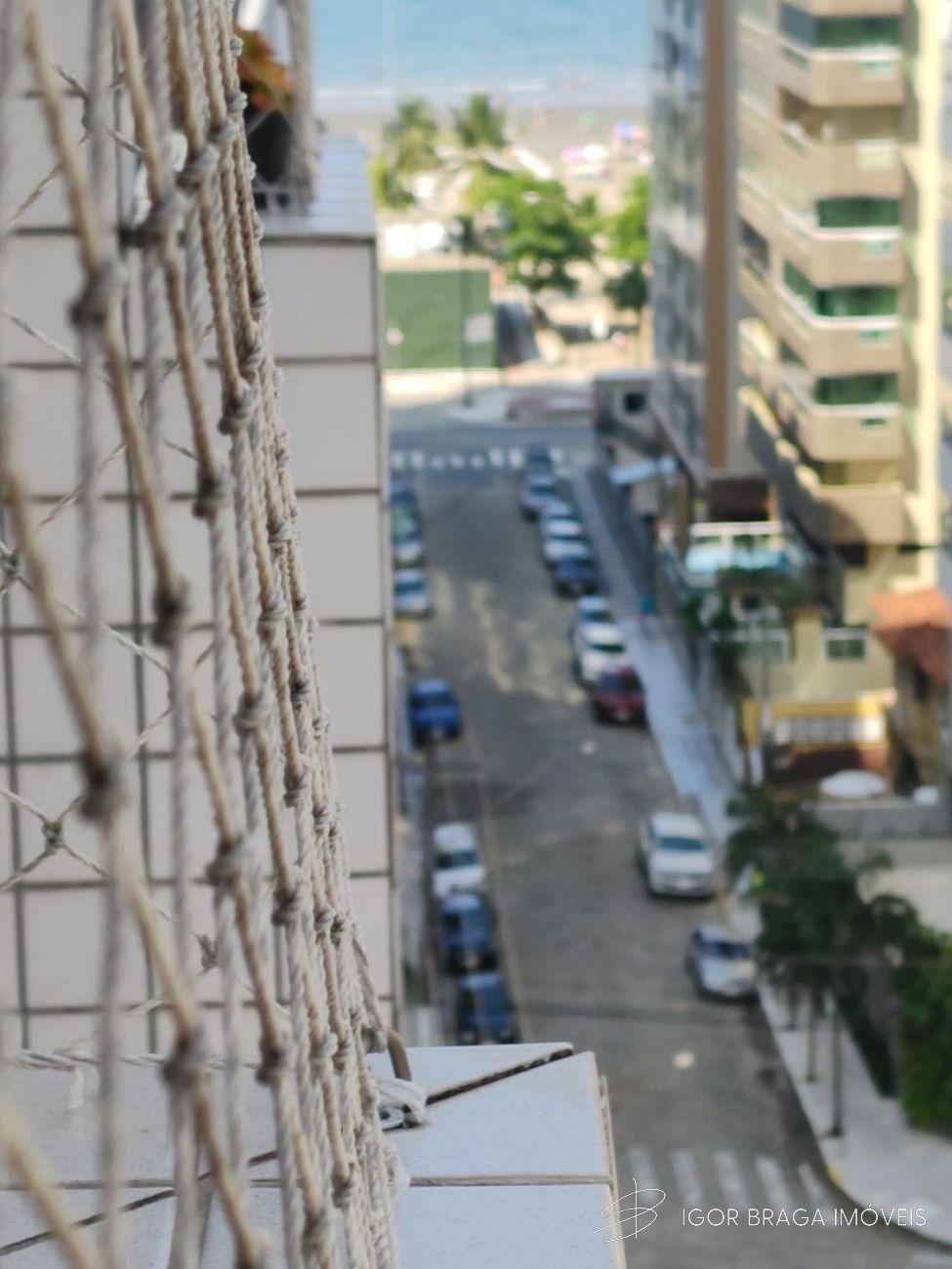 BELÍSSIMO APARTAMENTO, AMPLO, FINO ACABAMENTO À 100M DO MAR