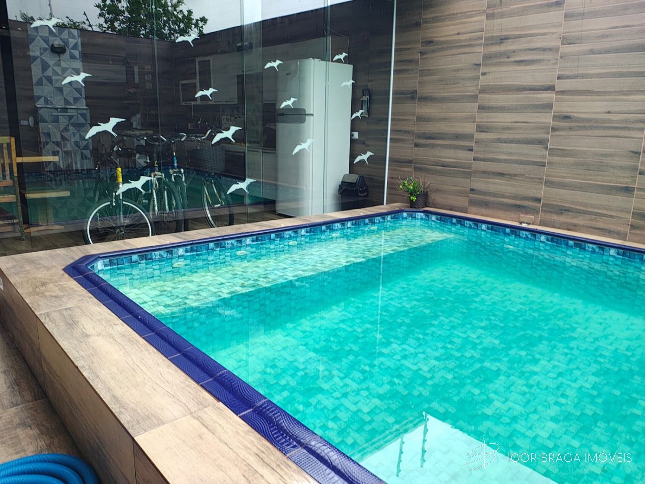 EXCELENTE CASA, AMPLA E COM ÁREA DE LAZER