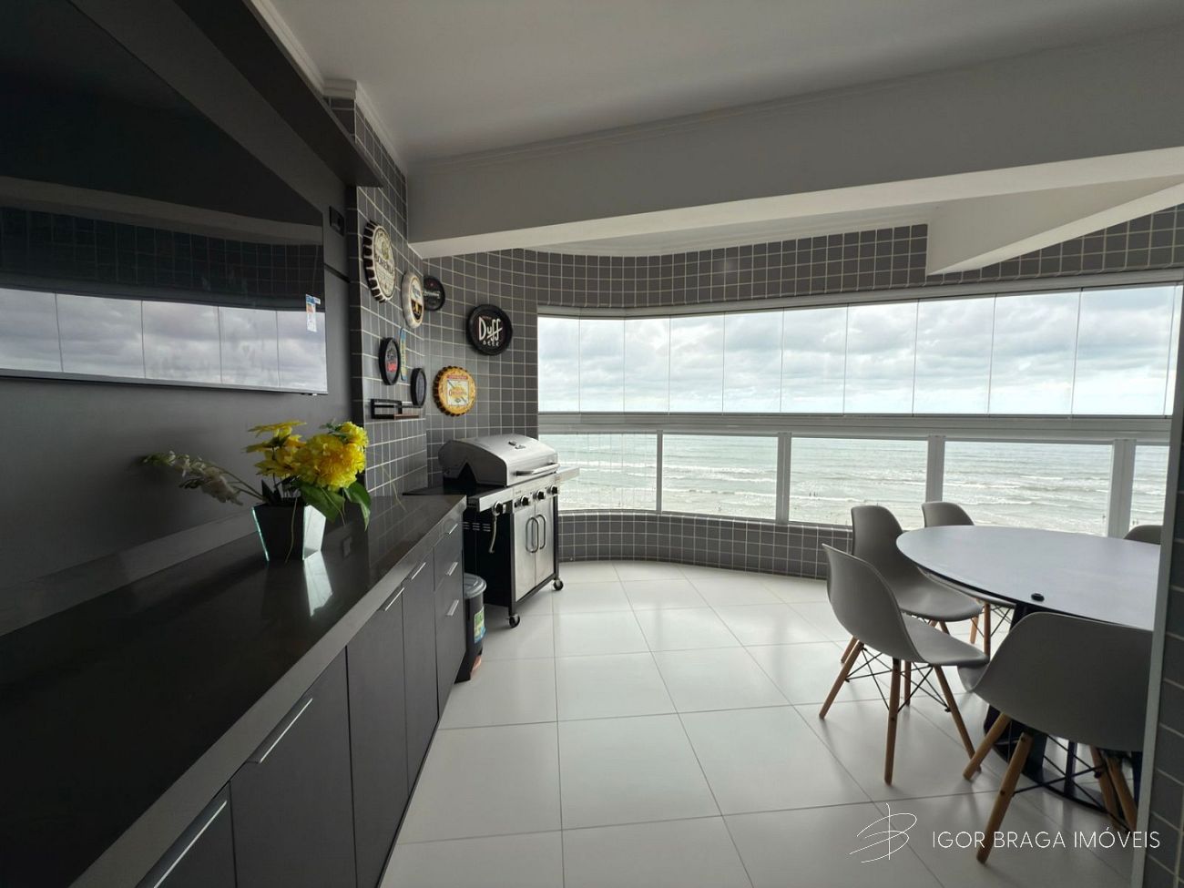 INCRÍVEL APARTAMENTO FRENTE MAR COM LAZER COMPLETO