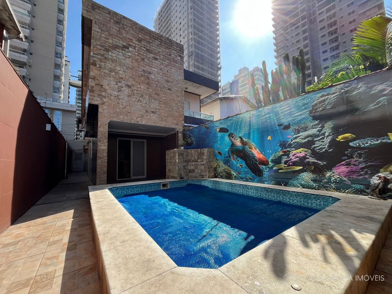EXCELENTE CASA COM PISCINA, FINO ACABAMENTO E AMPLA