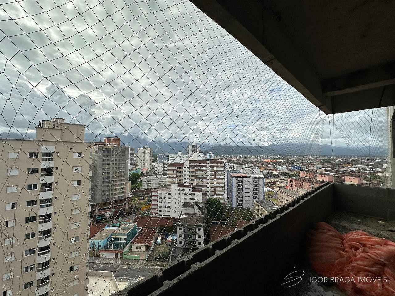 EXCELENTE APARTAMENTO, À 100M DO MAR E LAZER COMPLETO